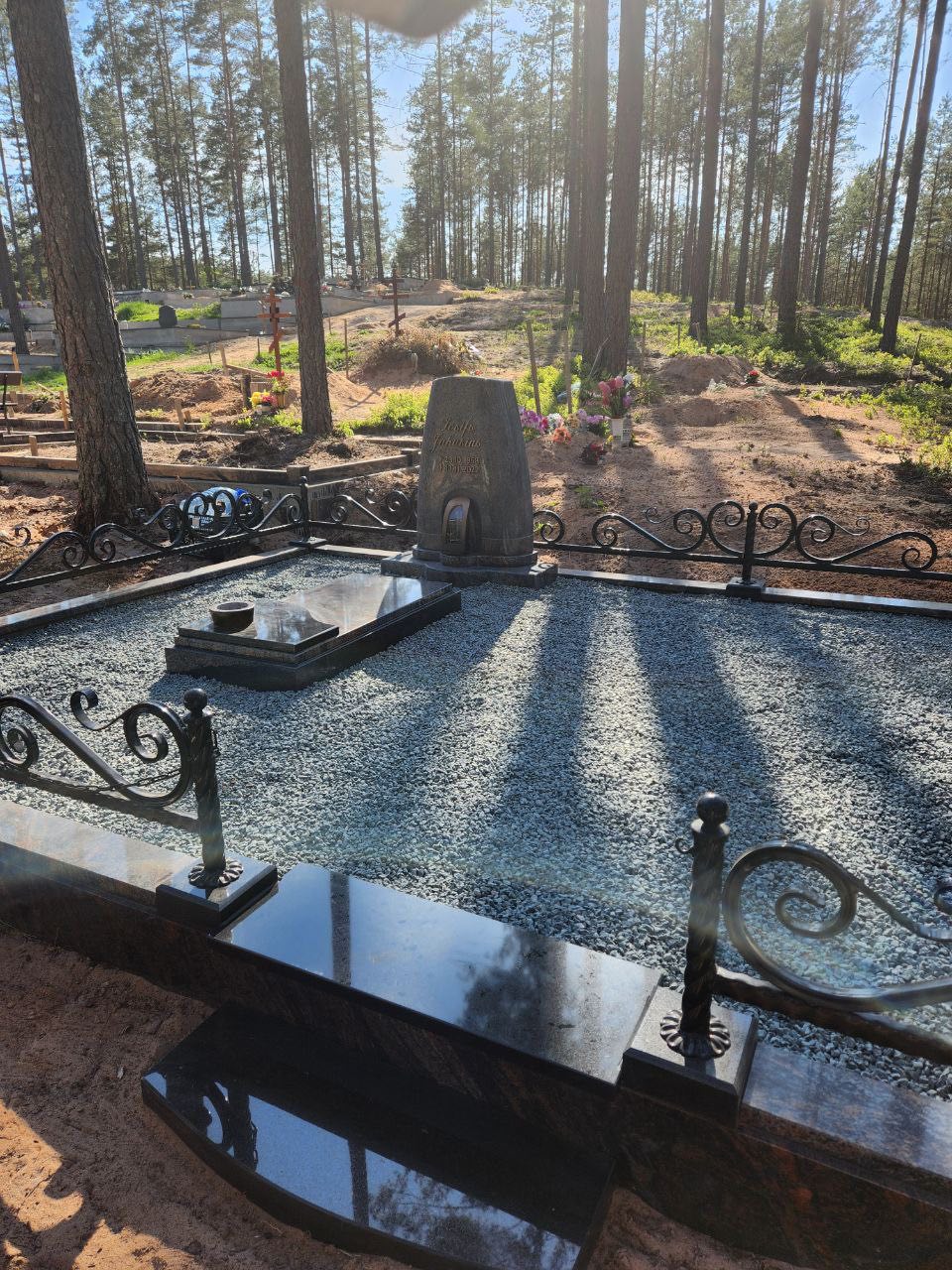 Ģimenes kapavietas labiekārtošana sarežģīta reljefa Ozoliņu kapsētā