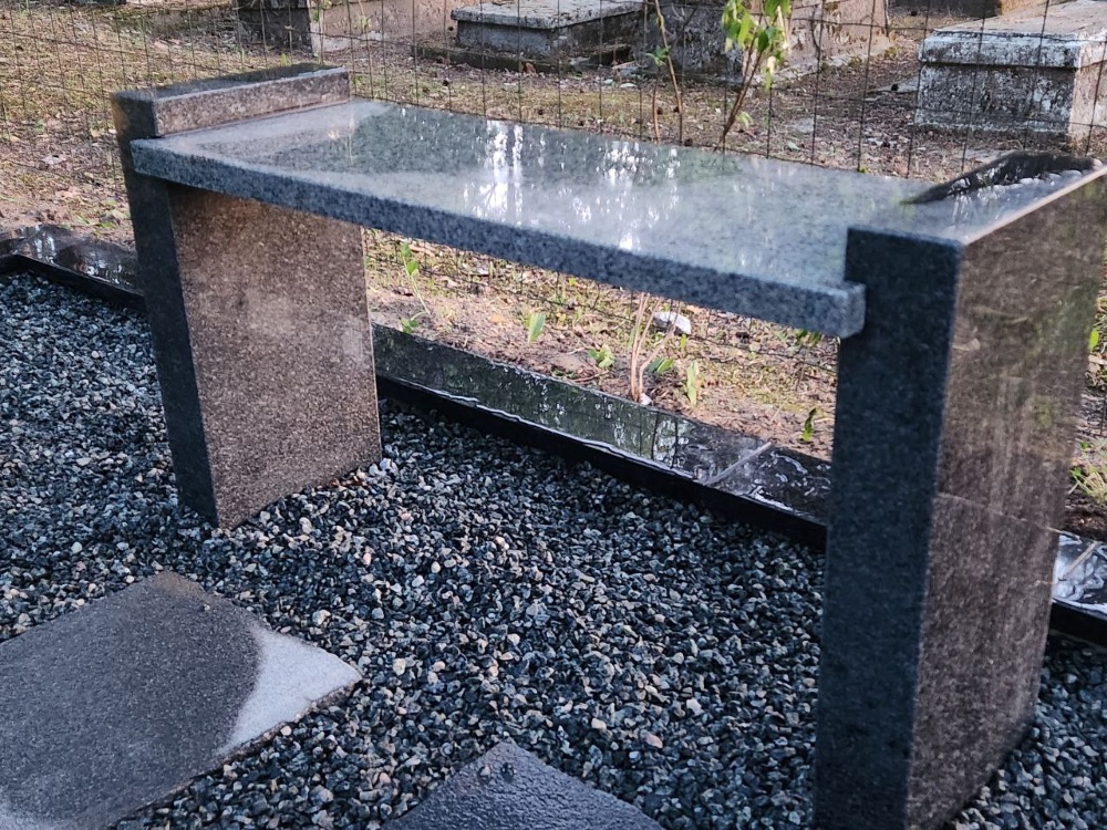 Granīta kapu soliņš no divu krāsu granīta