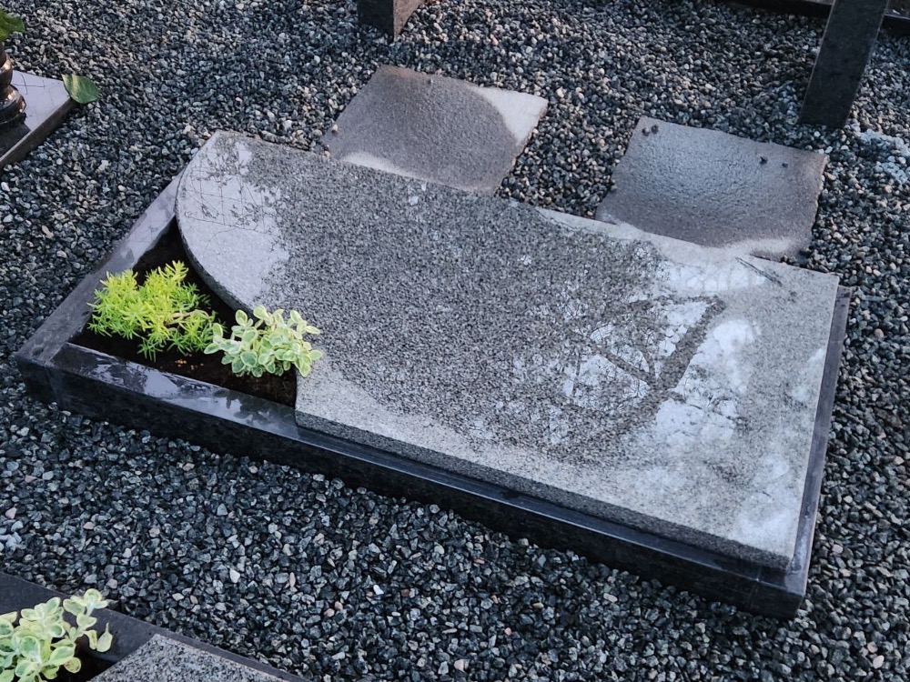 Granīta kapu plāksne ar slēgtu virsmu