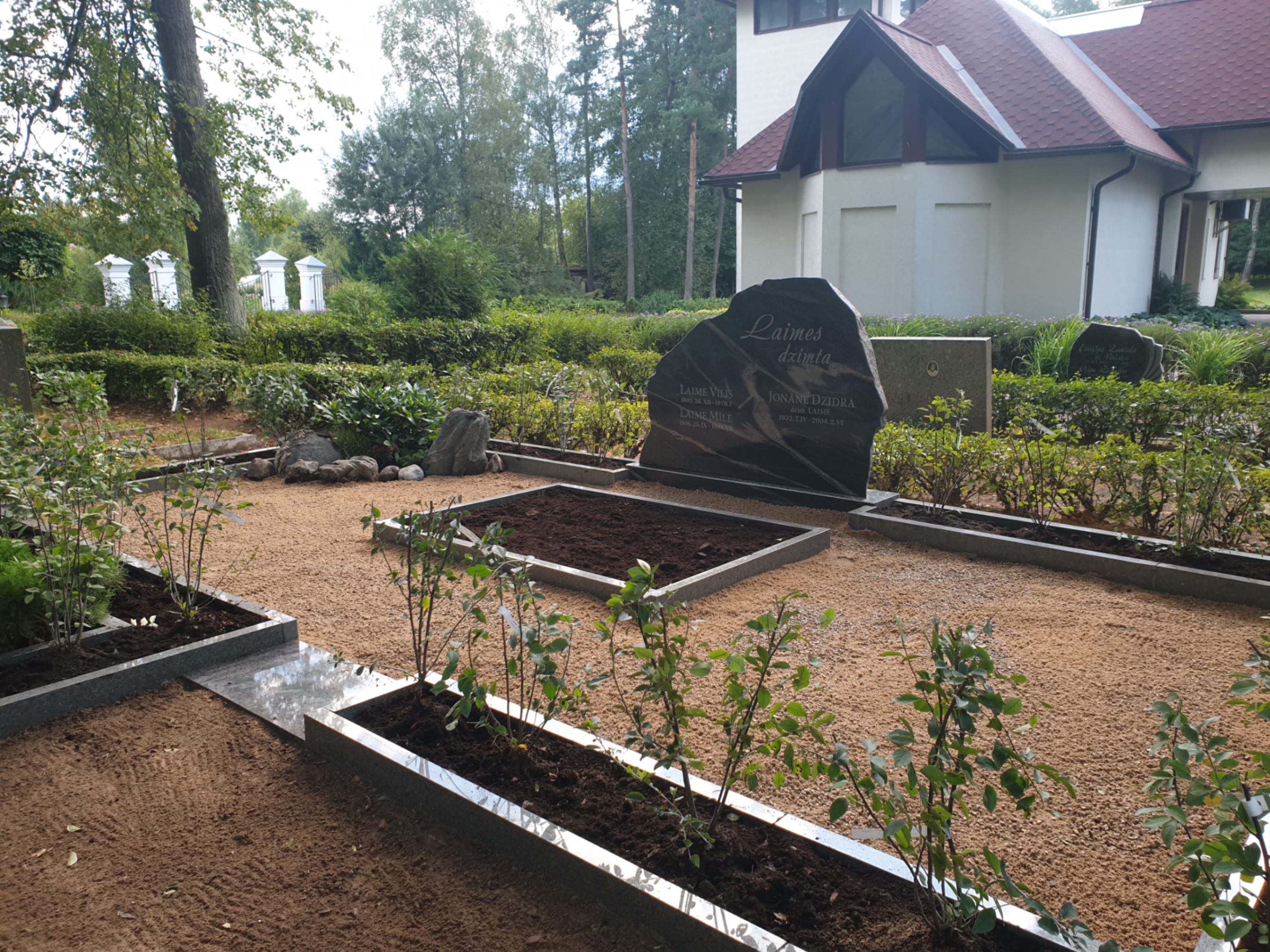 Ģimenes kapavietas labiekārtošanas projekts Baldones kapsētā ar laukakmeni