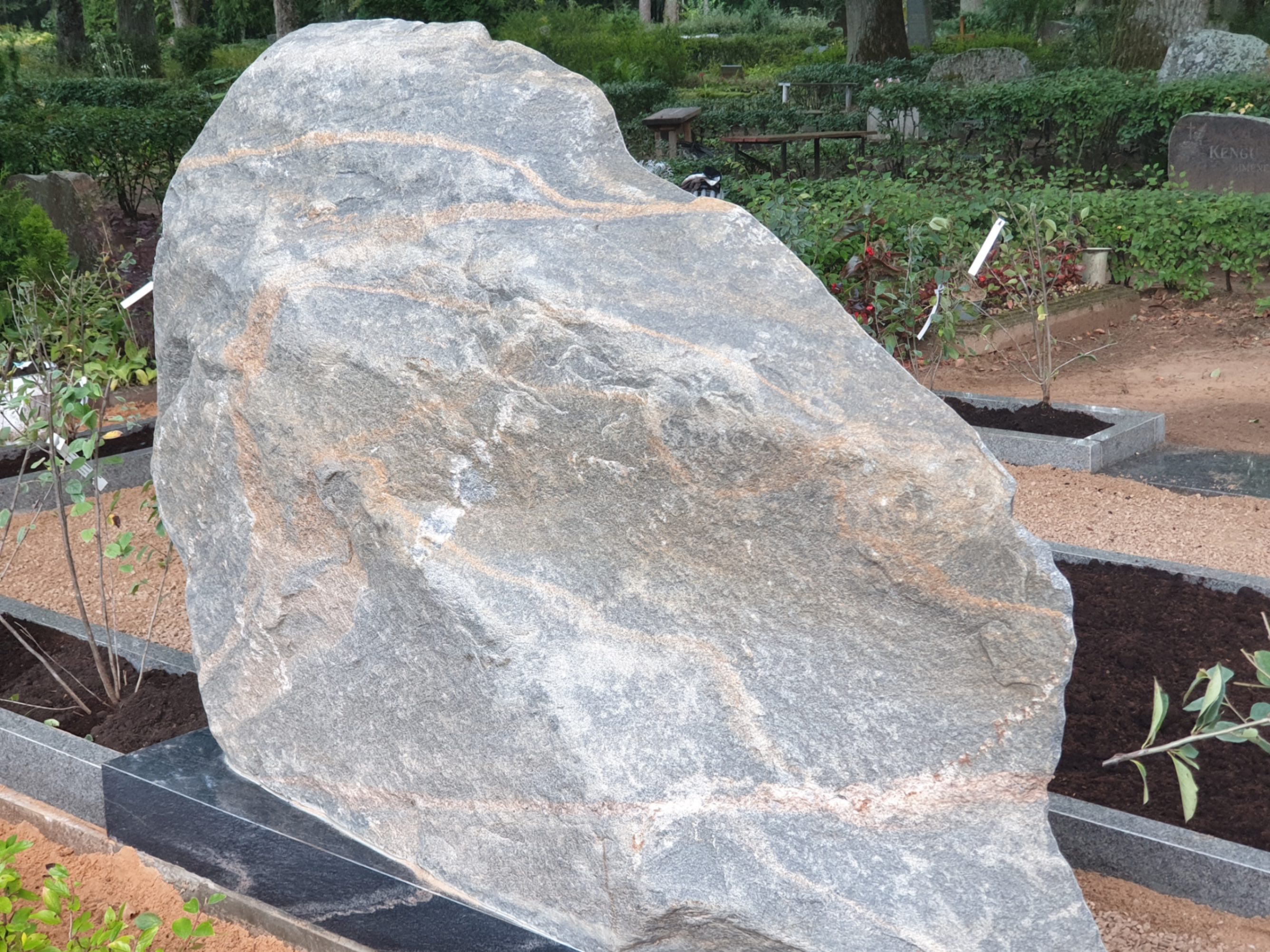 Laukakmens pieminekļa aizmugure ar dabīgu akmens malu