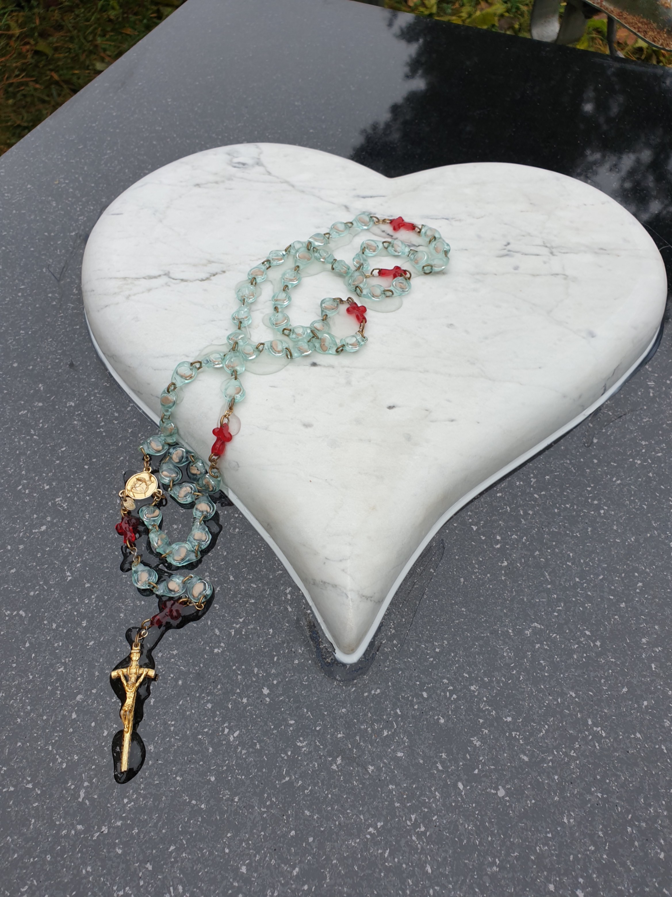 Kapu plāksne no melnā granīta un baltu marmora sirsniņu.