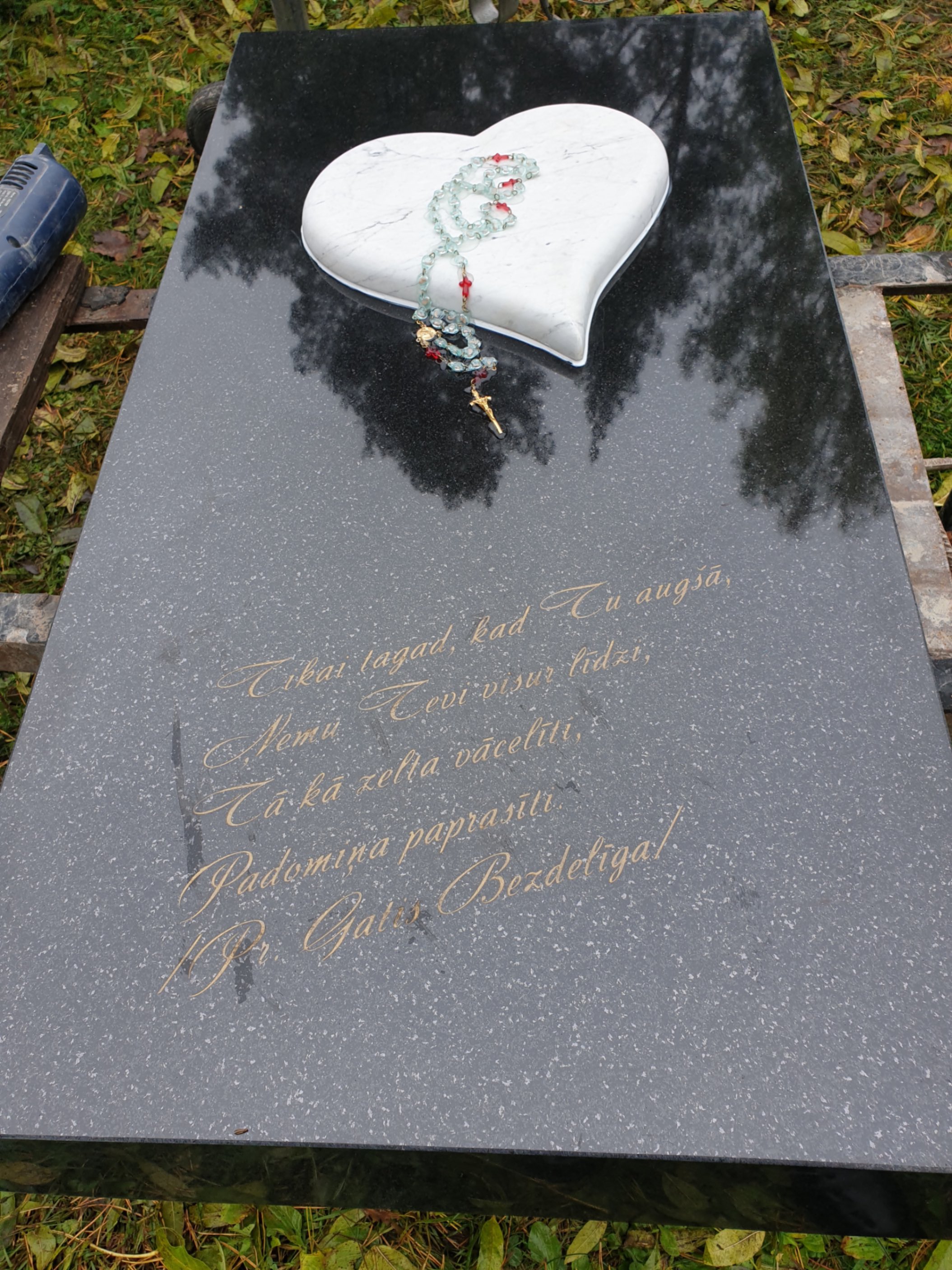 Надгробие из черного шведского гранита с мраморным сердцем.