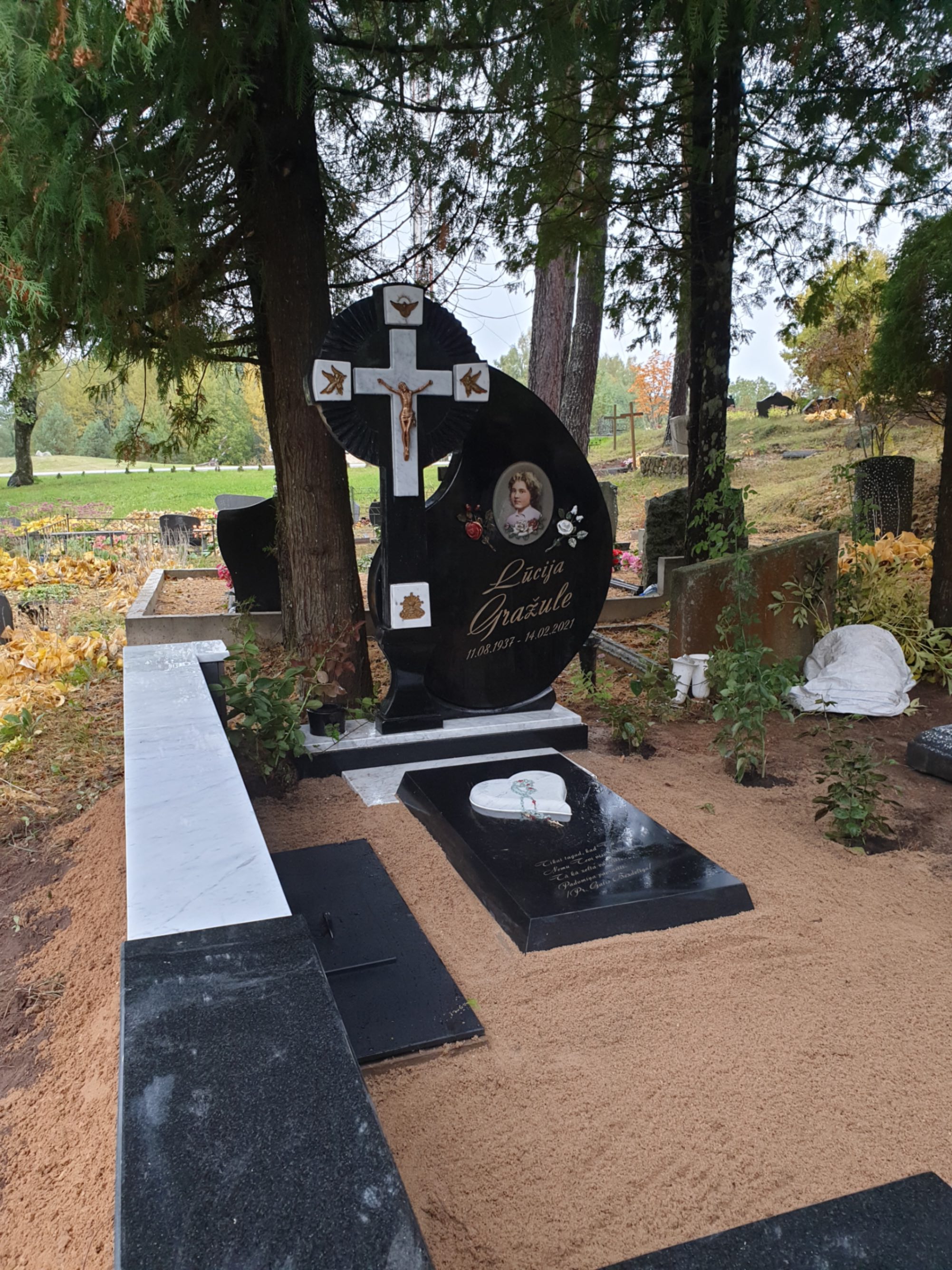 Комплекс памятника на могиле с гранитным крестом.
