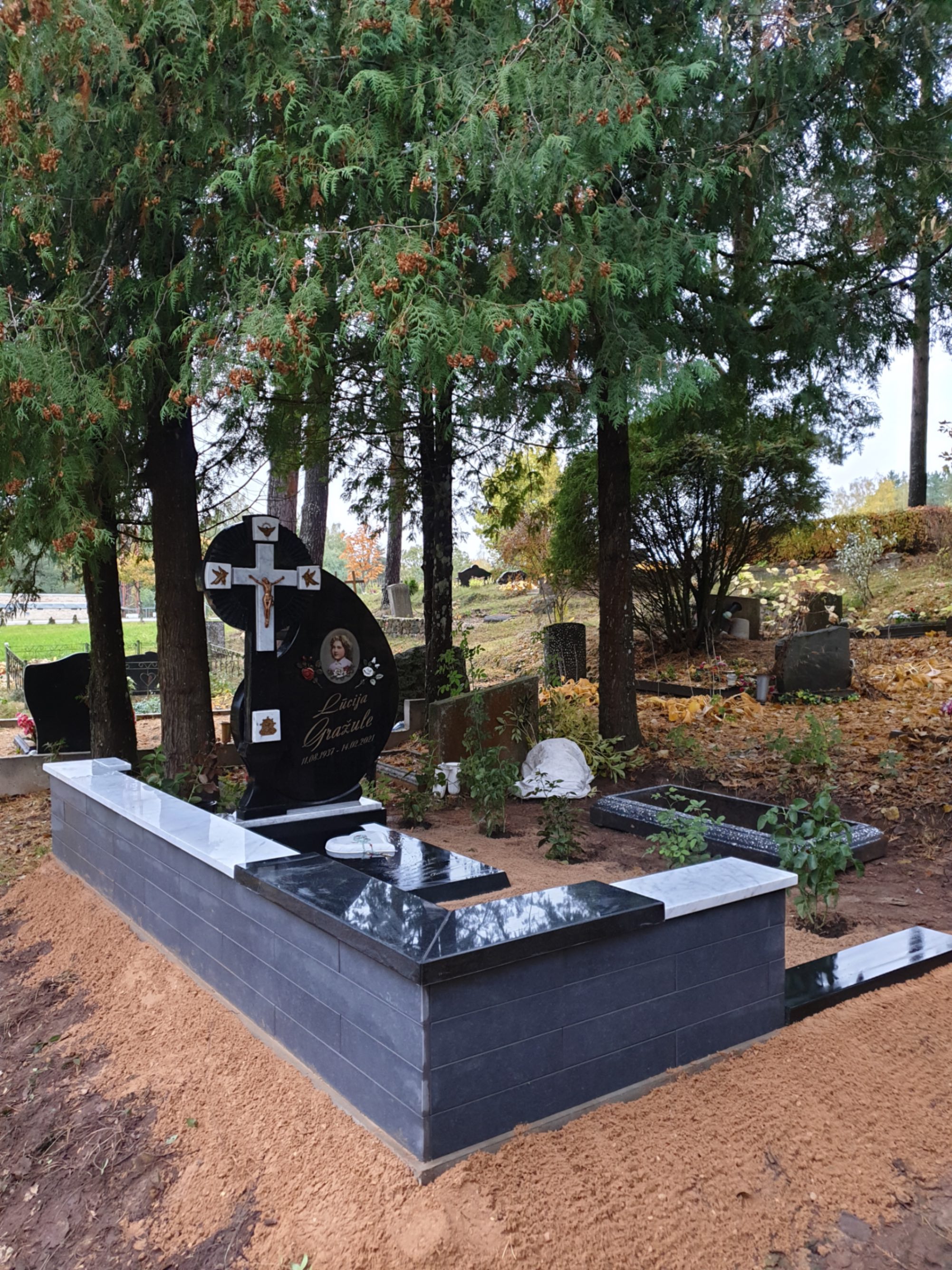 Благоустройство места захоронения на Аглонском кладбище