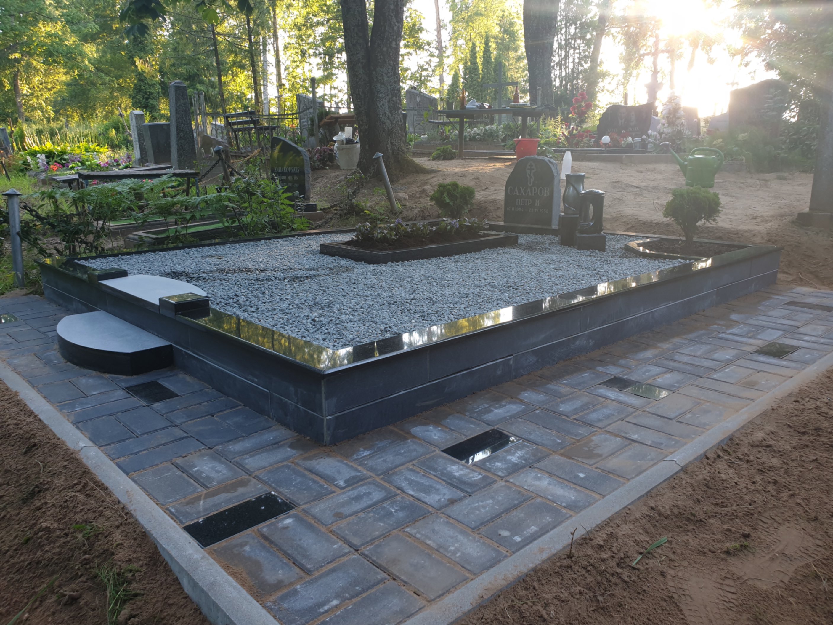 Реновация места захоронения с установкой новых гранитных бордюров на кладбище Индра.