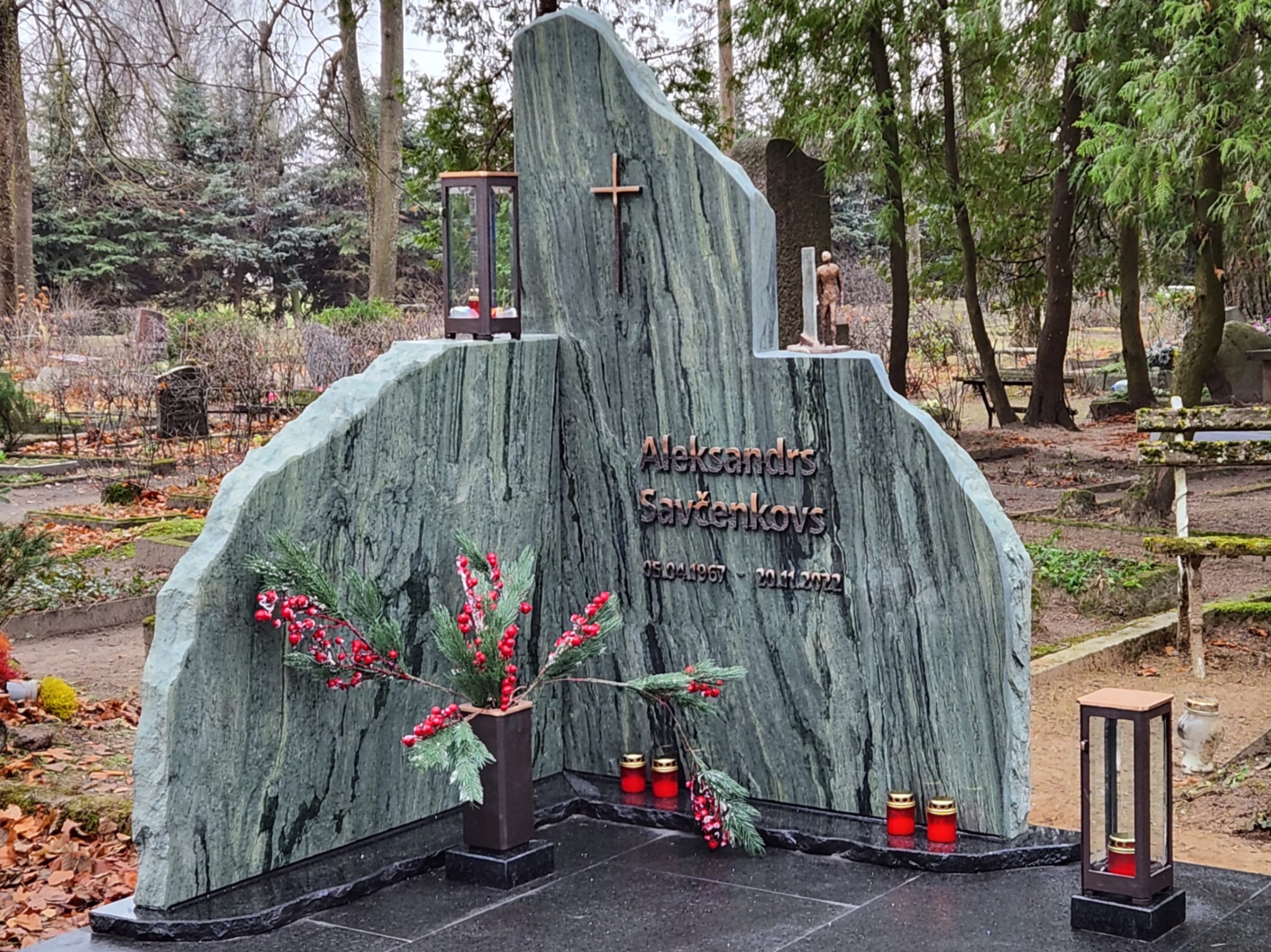  Памятник на могиле из эксклюзивного зеленого норвежского милонита.