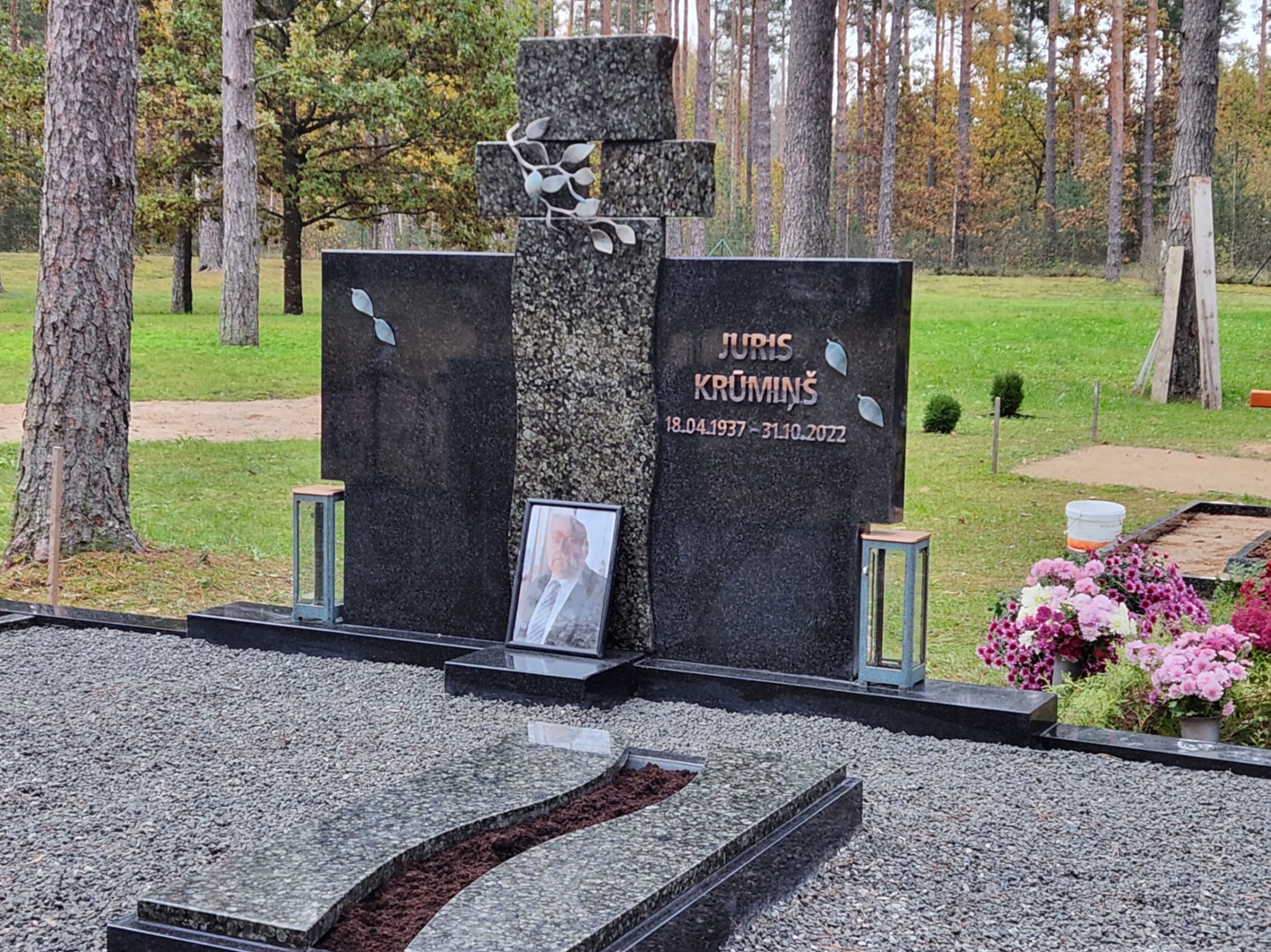Памятник и надгробие