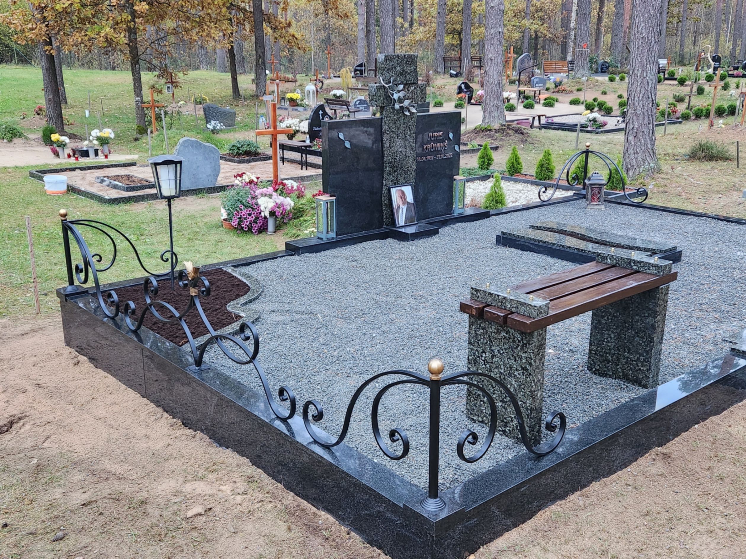 Благоустройство семейной могилы с элементами дизайна  из металла и бронзы