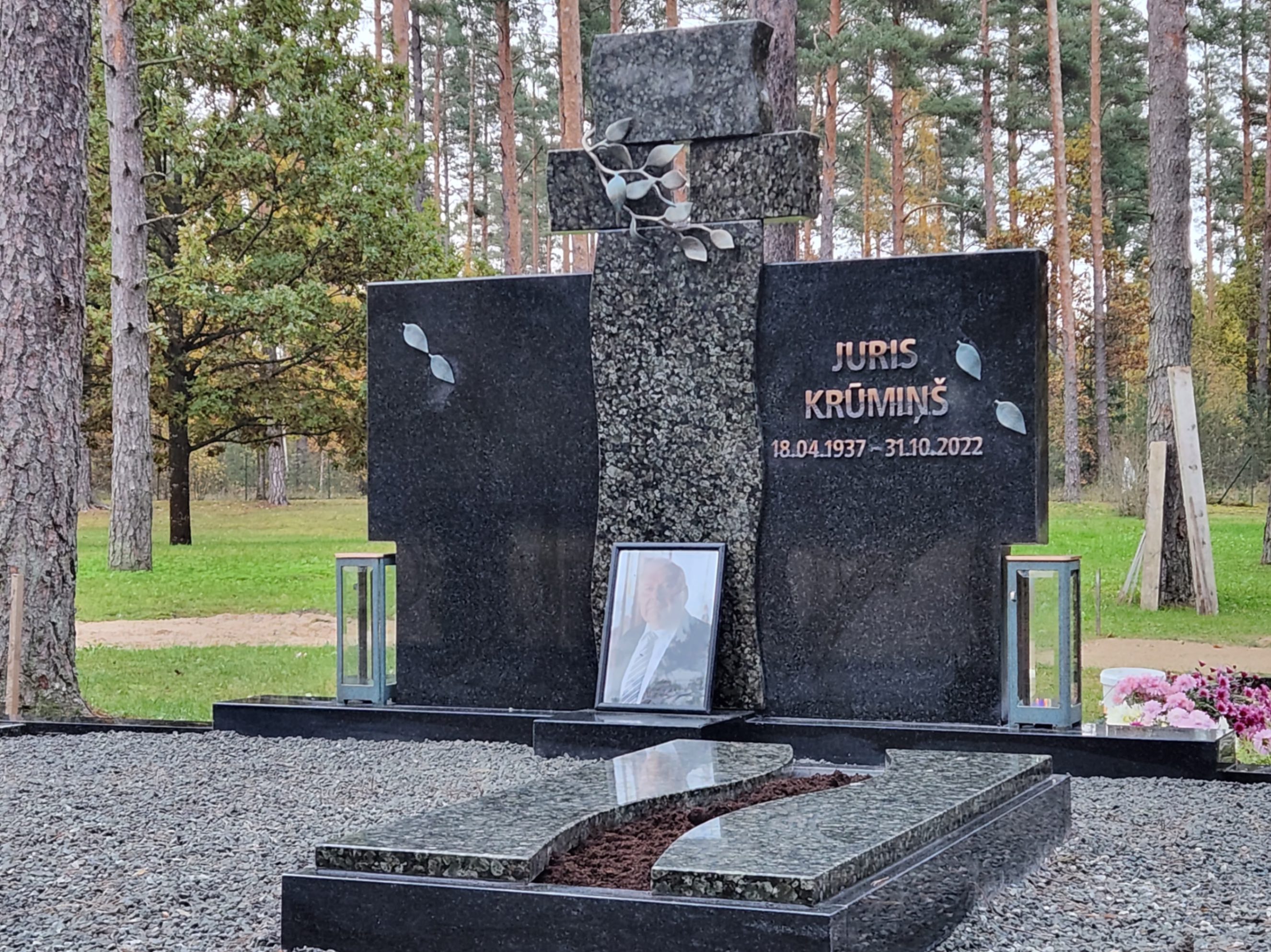 Памятник из черного гранита с металлической ковкой