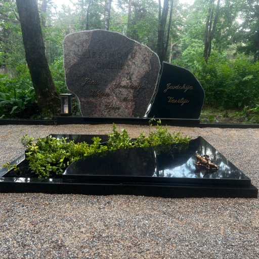 Kalts brīvas formas kapu piemineklis no divām daļām Sarkandaugavas kapos