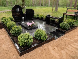 Divdaļīgs kapu piemineklis no melnā zviedrijas granīta