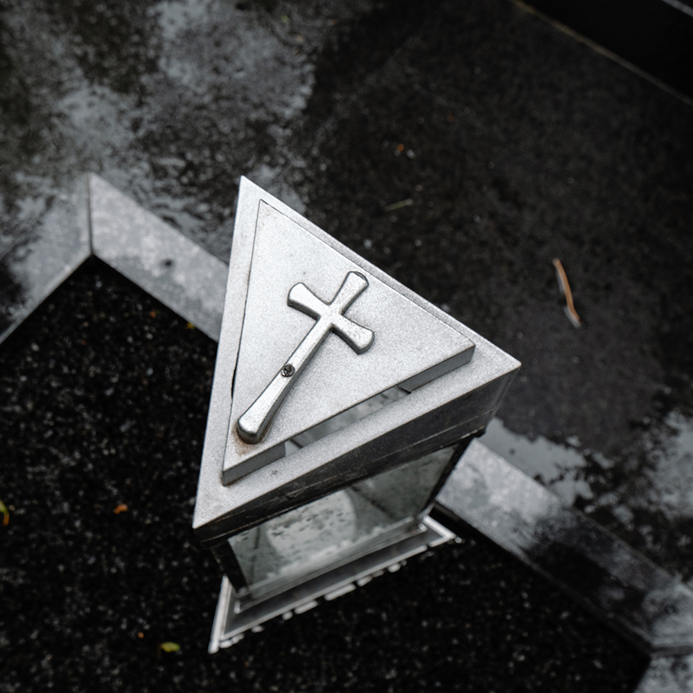 Kapu svečturis pieskaņots ģimenes kapavietas iekārtojumam Kapu svečturis pieskaņots ģimenes kapavietas iekārtojumam