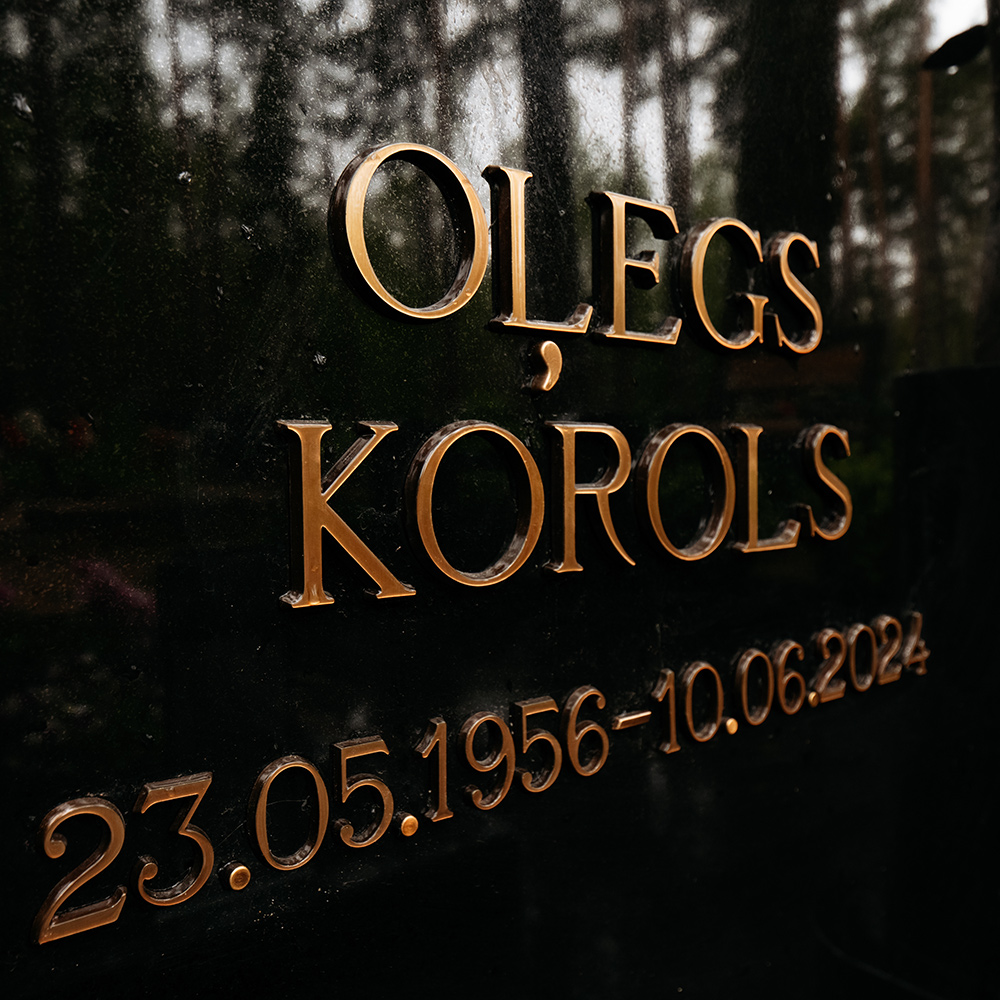 Klasiskie bronzas Caggiati burti uz pieminekļa Klasiskie bronzas Caggiati burti uz pieminekļa