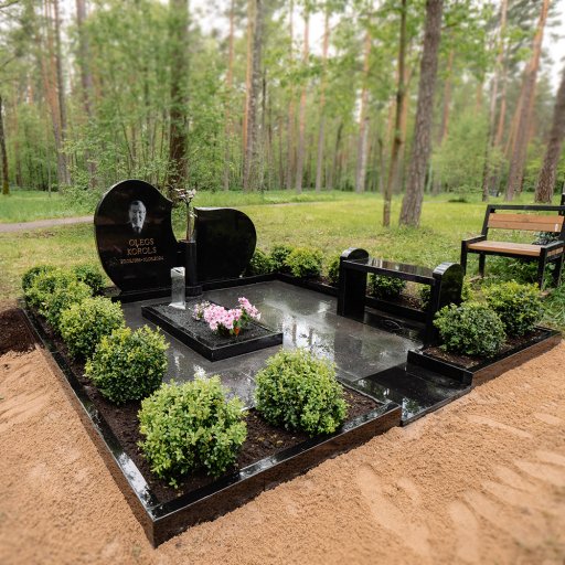 Granīta kapu pieminekļa ansamblis ar portretu 2025