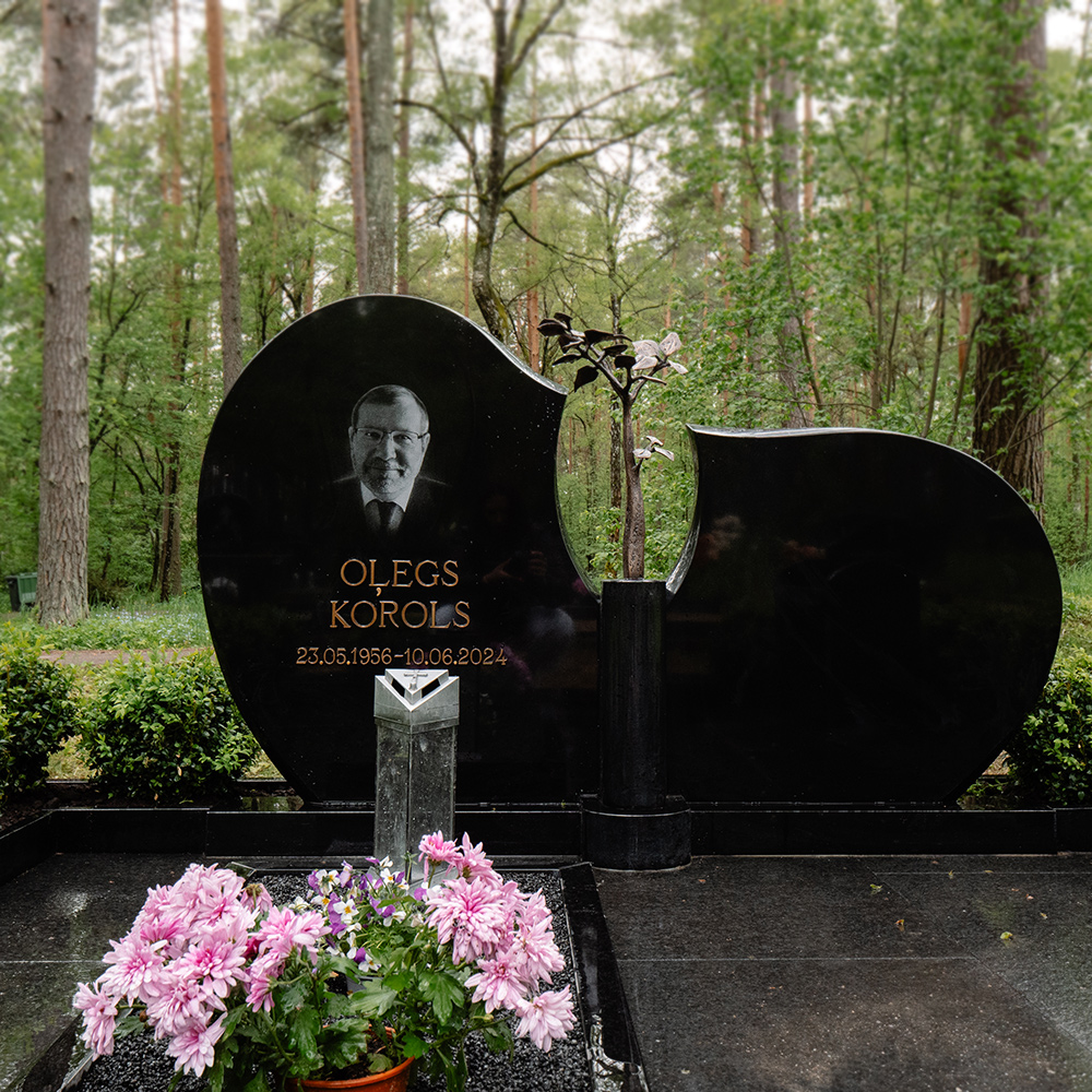 Skaists un harmonisks divdaļīgs kapu piemineklis