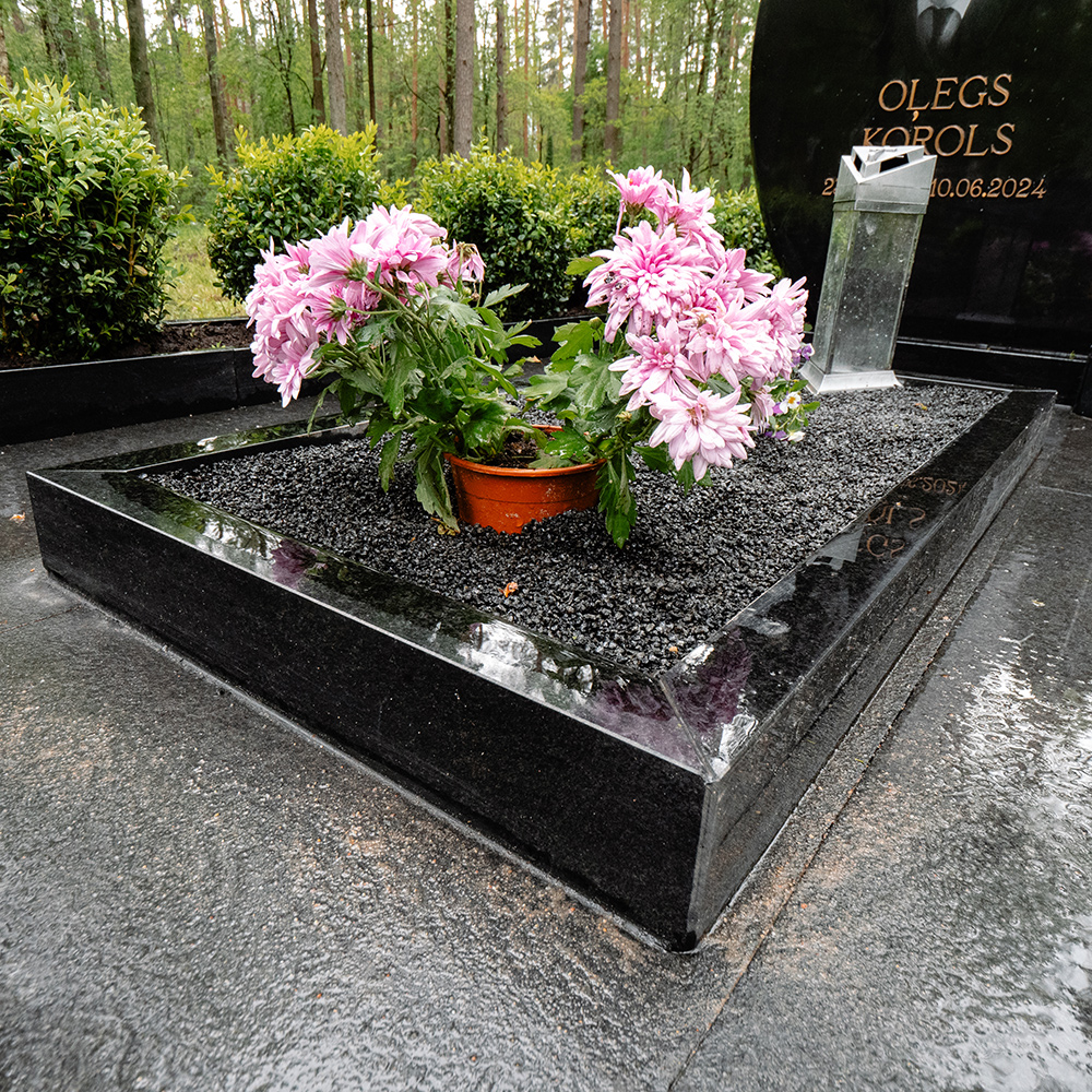 Kapu apmale iestrādāta uz slēgtām granīta plāksnēm