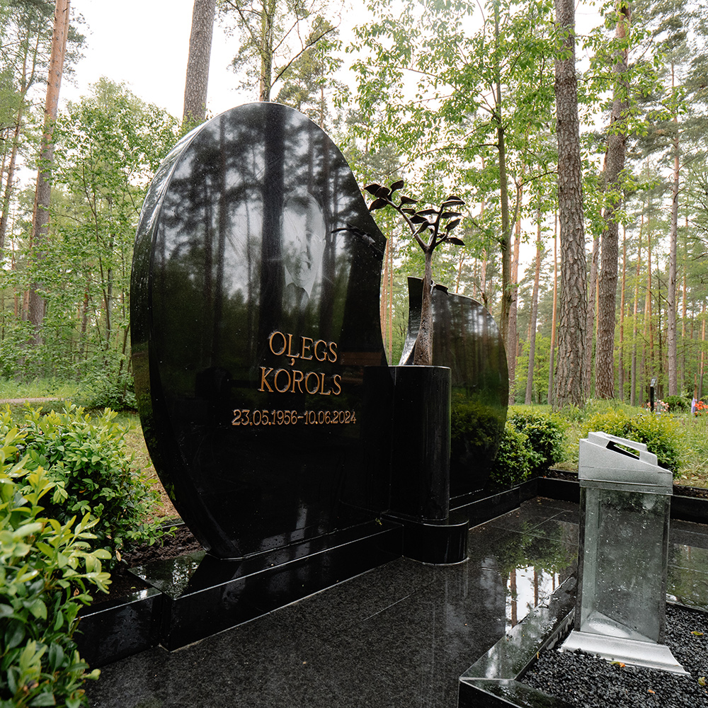 Kapu piemineklis no kvalitatīva melnā granīta