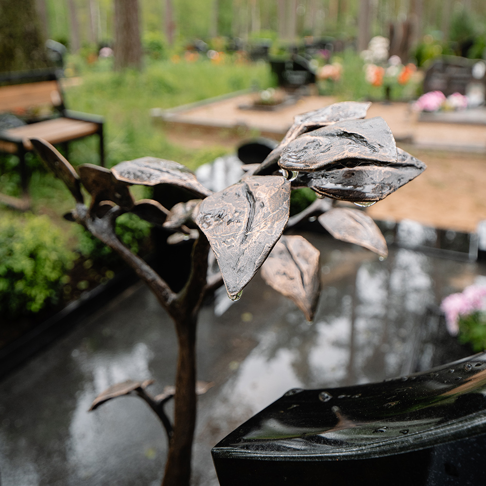 Metālkaluma aksesuārs kapavietas noformēšanai